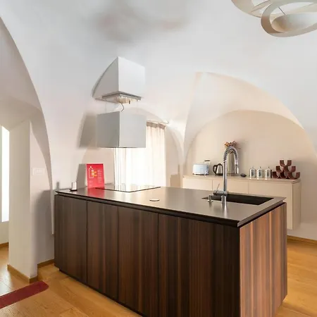 Apartment Santo Stefano Elegant By Wonderful Italy